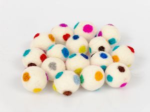 Krem Sale PomPoms 16 balls of Felt PomPoms