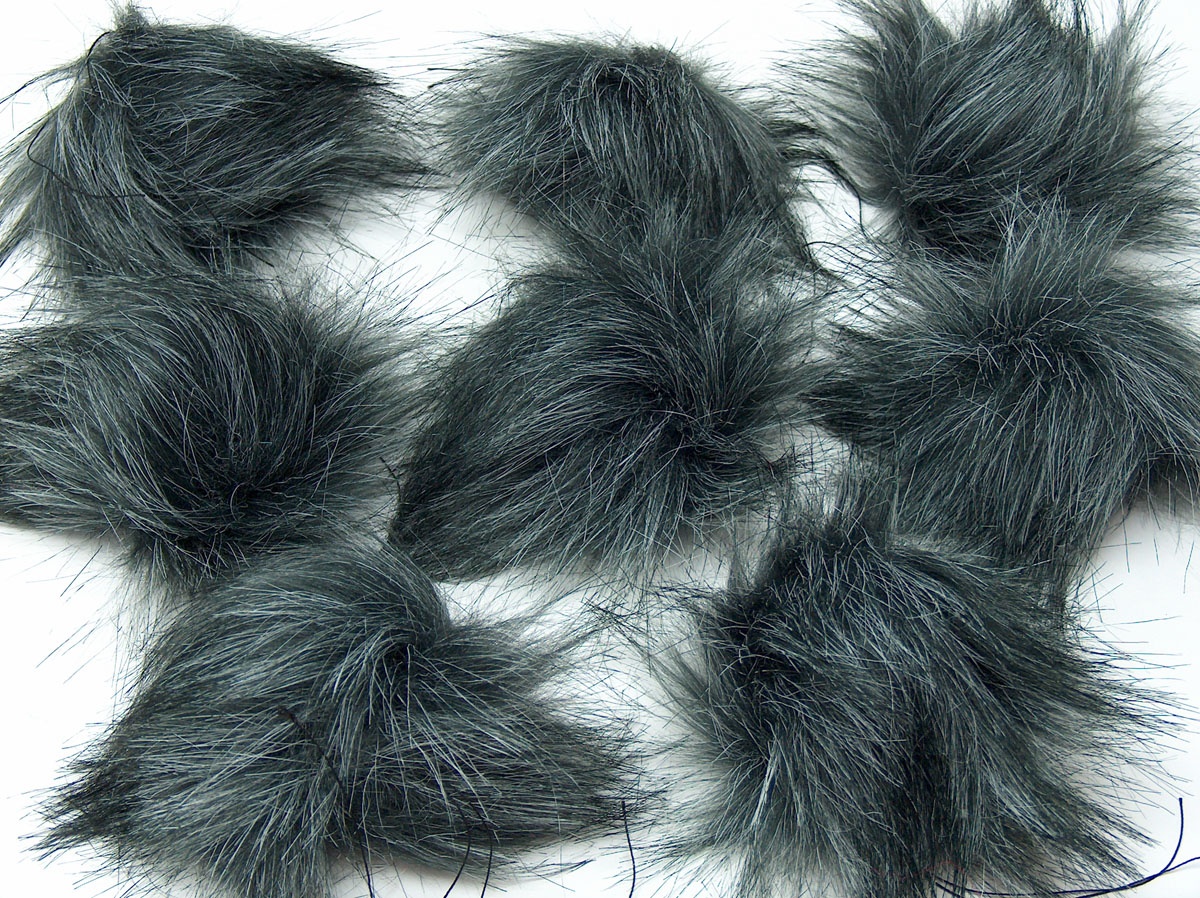 Beyaz Siyah 8 Faux Fur PomPoms