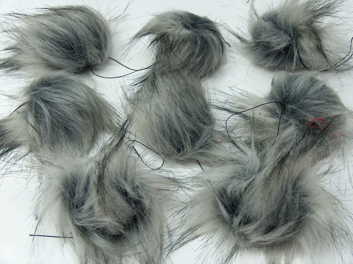 Beyaz Gri Tonları 8 Faux Fur PomPoms